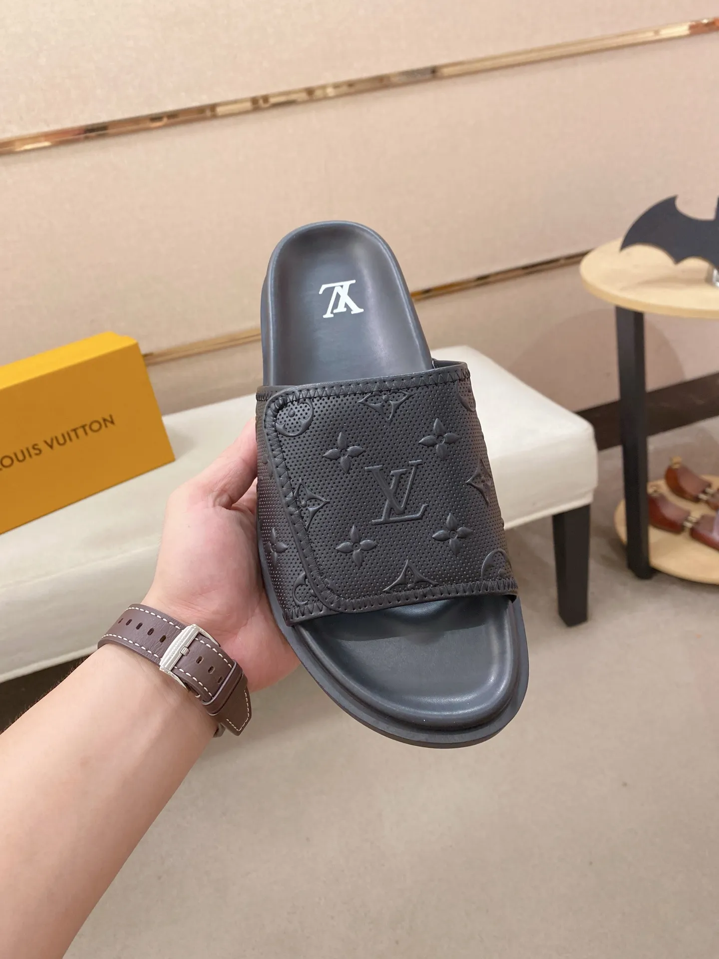 Men's shoes💰: 320💰Made by LV🔍Top purchasing agent, men's spring and summer slippers are available at the same counter. The uppers are made of cowhide imported from Italy, with logo graphics and high-quality craftsmanship. Soles: original soles specially provided by the original factory. Exclusive molded soles are super comfortable. Original goods with single order, 🔍🔍high quality, you can enter and exit the counter at will. Welcome to compare, code number 38-44.